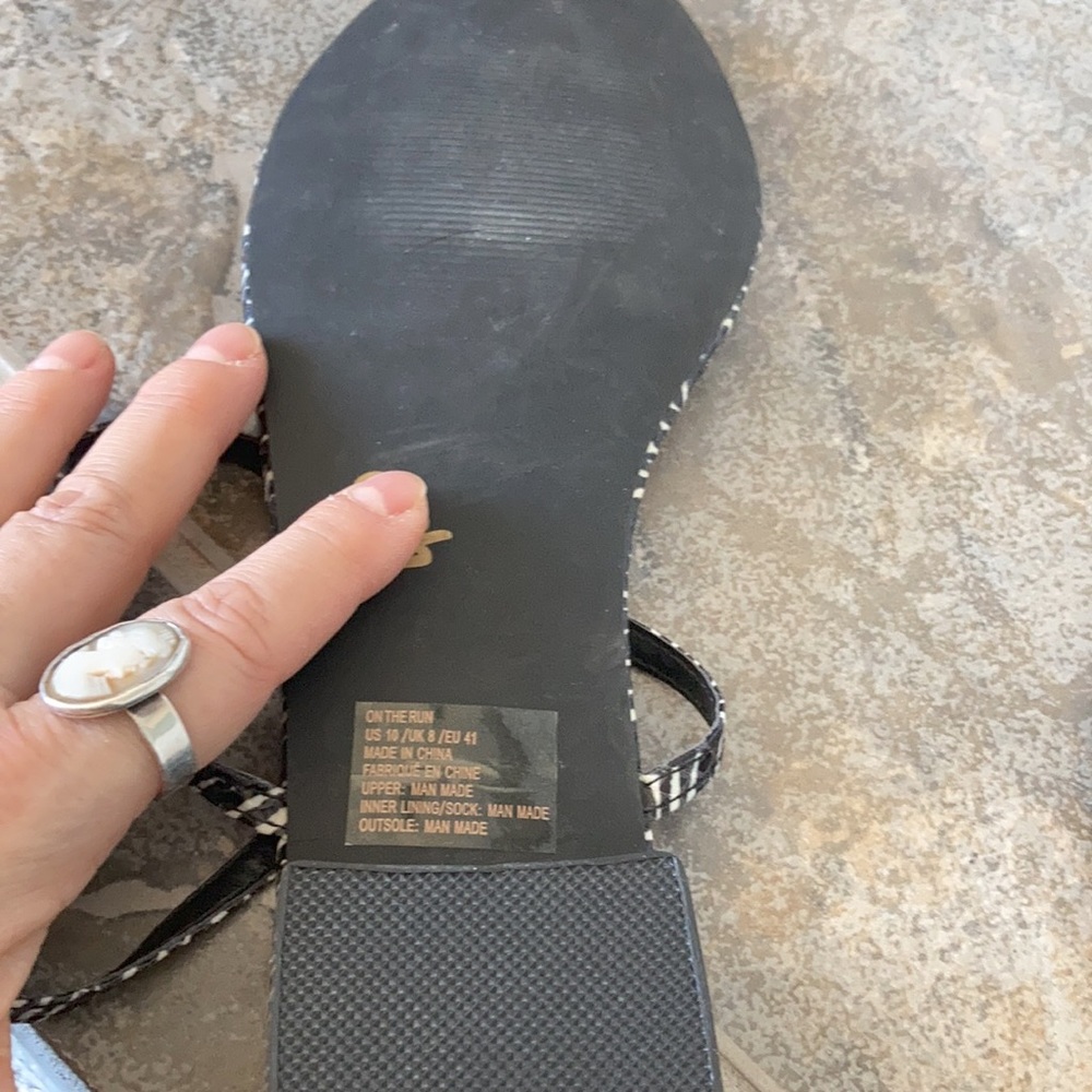 HP⭐️ JUSTFAB NWOT On the Run Black & White Chevron Thong Strap S… - Picture 8 of 9